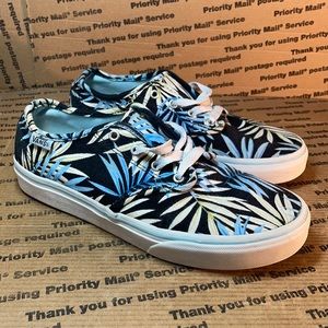 Vans women’s / girls beautiful print / color way!
